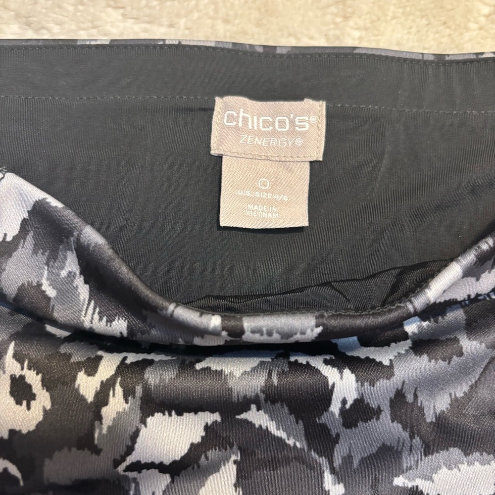 Chico's Zenergy Leggings Small (4/6) Black Gray Abstract Print Stretchy Pockets - Picture 8 of 13